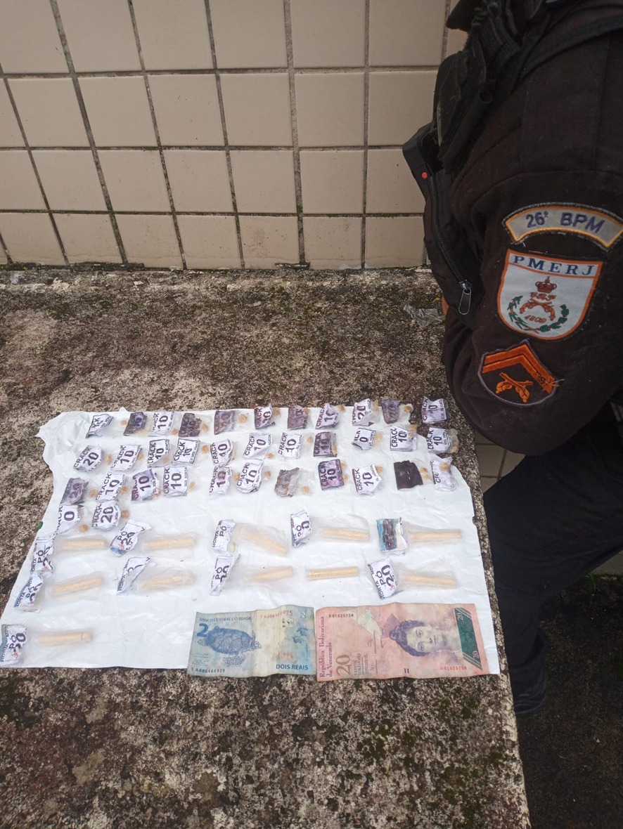 26º BPM prende homem com drogas no bairro Meio da Serra em Petrópolis